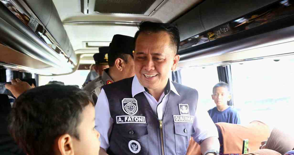Pj Gubernur Sumsel, Agus Fatoni melepas peserta mudik gratis yang disedaiakan Pemprov Sumsel, Sabtu (6/4/2024). Foto: Humas Pemprov Sumsel.