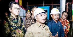 Pj Bupati Apriyadi Mahmud melakukan penyalaan perdana listrik PLN pasca beralih dari listrik PT MEP di Desa Tenggulang Jaya Kecamatan Babat Supat, Kamis (11/4/2024). Foto: Kominfo Muba.