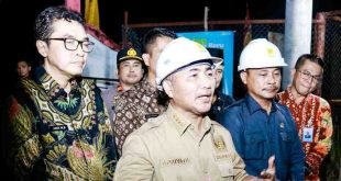 Pj Bupati Apriyadi Mahmud melakukan penyalaan perdana listrik PLN pasca beralih dari listrik PT MEP di Desa Tenggulang Jaya Kecamatan Babat Supat, Kamis (11/4/2024). Foto: Kominfo Muba.