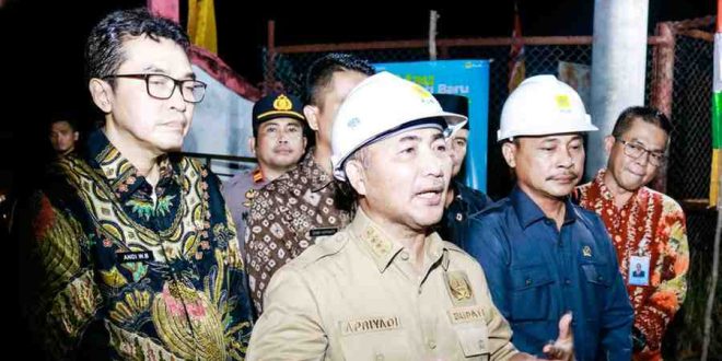 Pj Bupati Apriyadi Mahmud melakukan penyalaan perdana listrik PLN pasca beralih dari listrik PT MEP di Desa Tenggulang Jaya Kecamatan Babat Supat, Kamis (11/4/2024). Foto: Kominfo Muba.