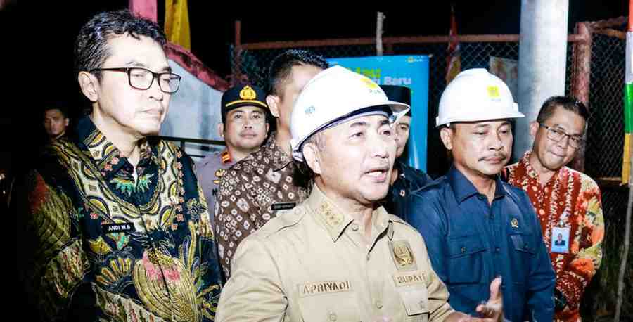 Pj Bupati Apriyadi Mahmud melakukan penyalaan perdana listrik PLN pasca beralih dari listrik PT MEP di Desa Tenggulang Jaya Kecamatan Babat Supat, Kamis (11/4/2024). Foto: Kominfo Muba.
