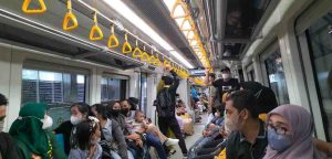 Suasana di dalam kereta LRT Palembang, Senin (15/4/2024). Foto: Sumselheadline/Pitria.