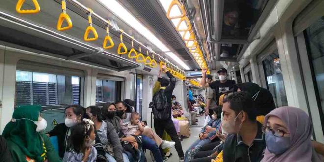 Suasana di dalam kereta LRT Palembang, Senin (15/4/2024). Foto: Sumselheadline/Pitria.