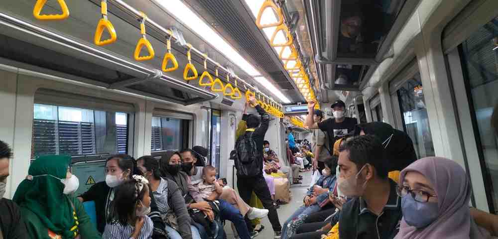 Suasana di dalam kereta LRT Palembang, Senin (15/4/2024). Foto: Sumselheadline/Pitria.