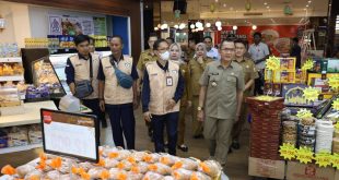 Pj Sekda Palembang, Ir H Gunawan bersama pihak BPOM menijau pasar Foodmart Supermarket PIM serta Transmart Jalan Radial Palembang, Senin (1/4/2024). Foto: Sumselheadline/Pitria.