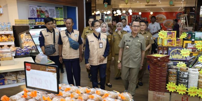 Pj Sekda Palembang, Ir H Gunawan bersama pihak BPOM menijau pasar Foodmart Supermarket PIM serta Transmart Jalan Radial Palembang, Senin (1/4/2024). Foto: Sumselheadline/Pitria.
