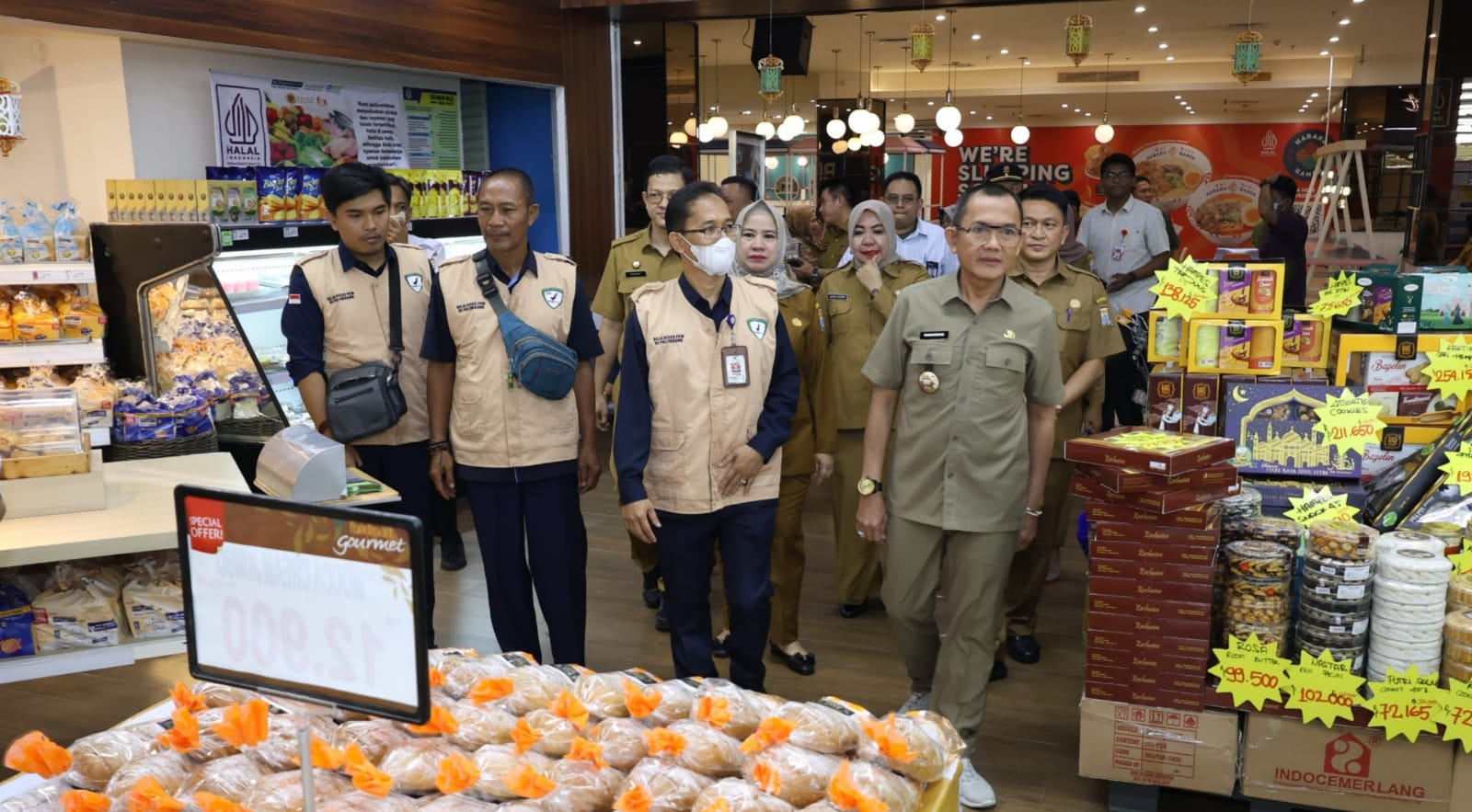 Pj Sekda Palembang, Ir H Gunawan bersama pihak BPOM menijau pasar Foodmart Supermarket PIM serta Transmart Jalan Radial Palembang, Senin (1/4/2024). Foto: Sumselheadline/Pitria.