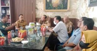 Suasana mediasi warga Lorong Buay Pemuka Peliung, Palembang yang akses jalan ditutup pemilik lahan. Foto: Dok warga.