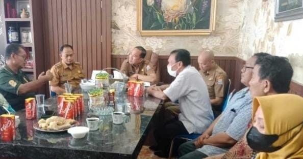 Suasana mediasi warga Lorong Buay Pemuka Peliung, Palembang yang akses jalan ditutup pemilik lahan. Foto: Dok warga.