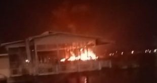 Tampak dari atas Jembatan Ampera, kapal jugung meledak dan terbakar, Senin (1/4/2024) malam. Foto: screenshot medsos.