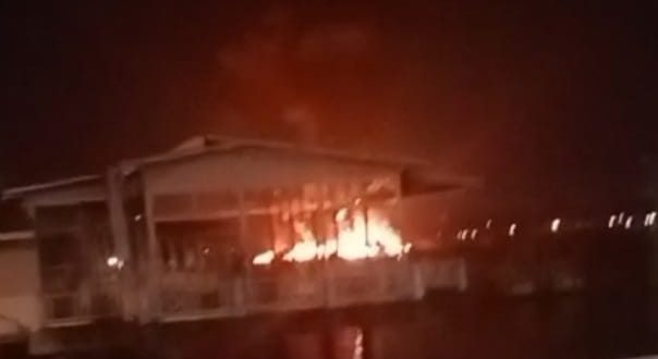 Tampak dari atas Jembatan Ampera, kapal jugung meledak dan terbakar, Senin (1/4/2024) malam. Foto: screenshot medsos.