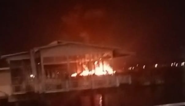 Tampak dari atas Jembatan Ampera, kapal jugung meledak dan terbakar, Senin (1/4/2024) malam. Foto: screenshot medsos.