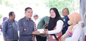 Penjabat Walikota Palembang Ratu Dewa melanjutkan program pembagian Sembako dan jemput bola pembuatan dokumen kependudukan, Kamis (18/4/2024). Foto: Sumselheadline/Pitria.