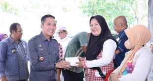 Penjabat Walikota Palembang Ratu Dewa melanjutkan program pembagian Sembako dan jemput bola pembuatan dokumen kependudukan, Kamis (18/4/2024). Foto: Sumselheadline/Pitria.
