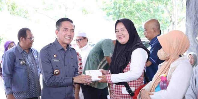 Penjabat Walikota Palembang Ratu Dewa melanjutkan program pembagian Sembako dan jemput bola pembuatan dokumen kependudukan, Kamis (18/4/2024). Foto: Sumselheadline/Pitria.