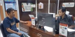 Muhammad Idris (42) yang melapor kehilangan motor dan uang ke Polrestabes Palembang, Senin (29/4/2024). Foto: Sumselheadline/Ela.