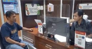 Muhammad Idris (42) yang melapor kehilangan motor dan uang ke Polrestabes Palembang, Senin (29/4/2024). Foto: Sumselheadline/Ela.