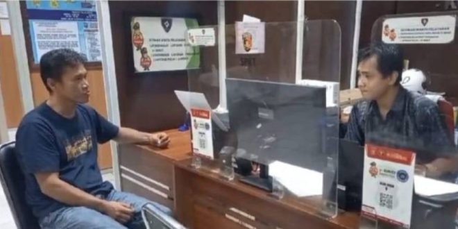 Muhammad Idris (42) yang melapor kehilangan motor dan uang ke Polrestabes Palembang, Senin (29/4/2024). Foto: Sumselheadline/Ela.