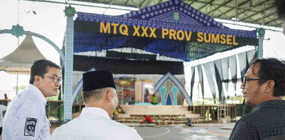 Sekda Muba, Apriyadi meninjau persiapan di lokasi MTQ tingkat Provinsi Sumsel di Sekayu, Rabu (24/4/2024). Foto: Kominfo Muba.