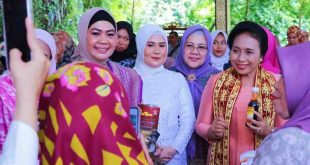 Yulia SPd MM (55), perwakilan Muba, berhasil meraih Penghargaan Suara dan Aksi Perempuan Pelopor (SIAP) Bidang Sosial Budaya tingkat Provinsi Sumsel. Dia bersama Menteri Pemberdayaan Perempuan, Bintang Puspayoga, dan Pj Ketua TP PKK Muba, Triana Sandi Fahlepi. Foto: Kominfo Muba.