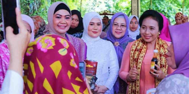 Yulia SPd MM (55), perwakilan Muba, berhasil meraih Penghargaan Suara dan Aksi Perempuan Pelopor (SIAP) Bidang Sosial Budaya tingkat Provinsi Sumsel. Dia bersama Menteri Pemberdayaan Perempuan, Bintang Puspayoga, dan Pj Ketua TP PKK Muba, Triana Sandi Fahlepi. Foto: Kominfo Muba.