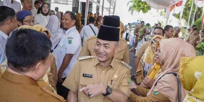 Pj Bupati Muba, Apriyadi halal bihalal dengan para pegawai Pemkab Muba, Selasa (16/4/2024). Foto: Kominfo Muba.