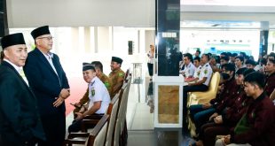 Sekda Muba, Apriyadi menyambut kedatangan peserta program mudik gratis di Pendopoan Griya Bumi Serasan Sekate pada program Idul Fitri 2024 lalu. Foto: Dok Kominfo Muba.