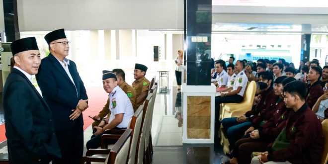 Sekda Muba, Apriyadi menyambut kedatangan peserta program mudik gratis di Pendopoan Griya Bumi Serasan Sekate pada program Idul Fitri 2024 lalu. Foto: Dok Kominfo Muba.