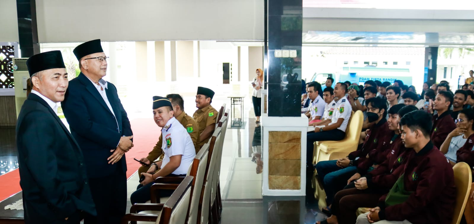 Sekda Muba, Apriyadi menyambut kedatangan peserta program mudik gratis di Pendopoan Griya Bumi Serasan Sekate pada program Idul Fitri 2024 lalu. Foto: Dok Kominfo Muba.