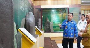 PJ Gubernur Sumsel, Agus Fatoni meninjau sejumlah benda bersejarah di Museum Balaputra Dewa, Palembang, Rabu (17/4/2024). Foto: IG Diskominfo Sumsel.