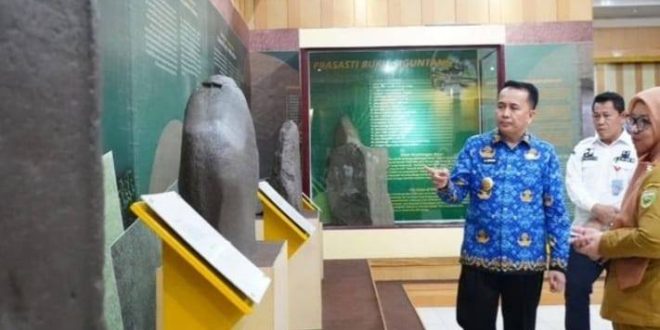 PJ Gubernur Sumsel, Agus Fatoni meninjau sejumlah benda bersejarah di Museum Balaputra Dewa, Palembang, Rabu (17/4/2024). Foto: IG Diskominfo Sumsel.