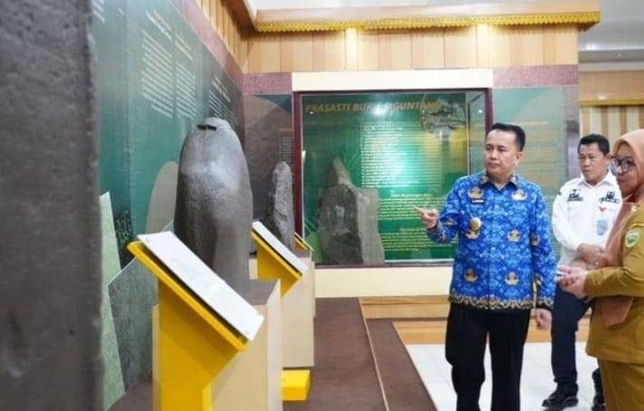 PJ Gubernur Sumsel, Agus Fatoni meninjau sejumlah benda bersejarah di Museum Balaputra Dewa, Palembang, Rabu (17/4/2024). Foto: IG Diskominfo Sumsel.