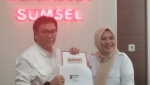 Ketua DPD Partai Gerindra Sumsel Hj Kartika Sandra Desi, SH, MM saat memberikan kartu anggota partai kepada H Nasrun Umar (HNU). Foto: Sumselheadline/Fer.