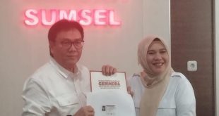 Ketua DPD Partai Gerindra Sumsel Hj Kartika Sandra Desi, SH, MM saat memberikan kartu anggota partai kepada H Nasrun Umar (HNU). Foto: Sumselheadline/Fer.