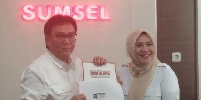 Ketua DPD Partai Gerindra Sumsel Hj Kartika Sandra Desi, SH, MM saat memberikan kartu anggota partai kepada H Nasrun Umar (HNU). Foto: Sumselheadline/Fer.