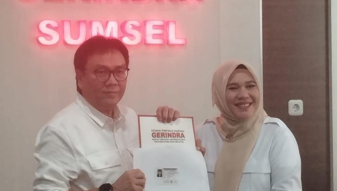 Ketua DPD Partai Gerindra Sumsel Hj Kartika Sandra Desi, SH, MM saat memberikan kartu anggota partai kepada H Nasrun Umar (HNU). Foto: Sumselheadline/Fer.