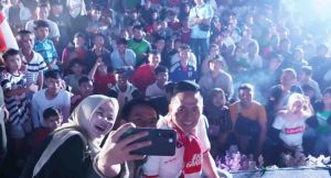 Membaur bersama warga, Pj Walikota Palembang Ratu Dewa nonton bareng Timas Indonesia vs Uzbestan di pelataran BKB, Senin (29/4/2024) malam. Foto: Kominfo Palembang.