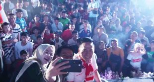 Membaur bersama warga, Pj Walikota Palembang Ratu Dewa nonton bareng Timas Indonesia vs Uzbestan di pelataran BKB, Senin (29/4/2024) malam. Foto: Kominfo Palembang.