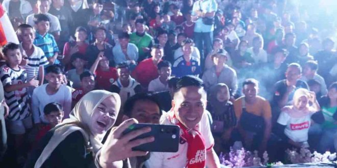 Membaur bersama warga, Pj Walikota Palembang Ratu Dewa nonton bareng Timas Indonesia vs Uzbestan di pelataran BKB, Senin (29/4/2024) malam. Foto: Kominfo Palembang.