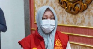 Oknum notaris, EM ditahan kejaksaan tinggi Palembang dalam kasus penjualan asrama haji mahasiswa Sumsel di Jogyakarta, Jumat (19/4/2024). Foto: Dok Kejaksaan