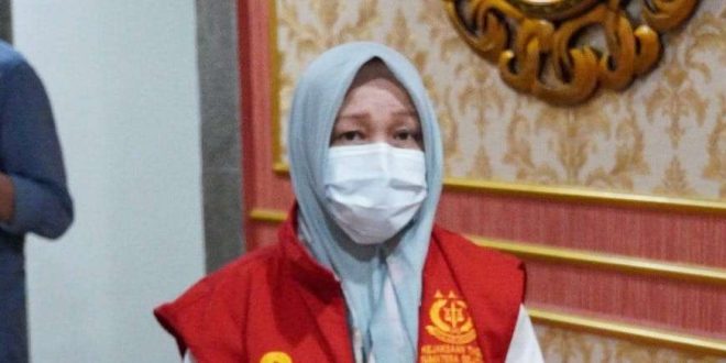 Oknum notaris, EM ditahan kejaksaan tinggi Palembang dalam kasus penjualan asrama haji mahasiswa Sumsel di Jogyakarta, Jumat (19/4/2024). Foto: Dok Kejaksaan