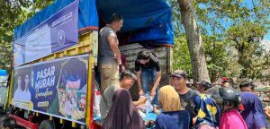 Warga Pagaralam antusias membeli gula murah yang digelar Alfrenzi Panggarbesi, Sabtu (6/4/2024). Foto: Dok Alfrenzi.