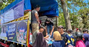 Warga Pagaralam antusias membeli gula murah yang digelar Alfrenzi Panggarbesi, Sabtu (6/4/2024). Foto: Dok Alfrenzi.
