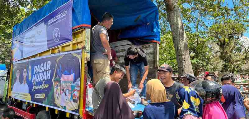 Warga Pagaralam antusias membeli gula murah yang digelar Alfrenzi Panggarbesi, Sabtu (6/4/2024). Foto: Dok Alfrenzi.