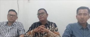Tim kuasa hukum Aiptu FN, Rizal Syamsul SH MH, Mardiansyah SH MH dan Nofrizal Effendi SH MH. Foto: Sumselheadline/Ela.