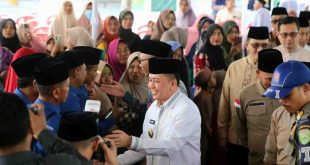 Pj Gubernur Sumsel, Agus Fatoni disambut hangat warga saat ahdir Nuzulul Quran di OKU Timur, Minggu (7/4/2024). Foto: Humas Pemprov Sumsel.