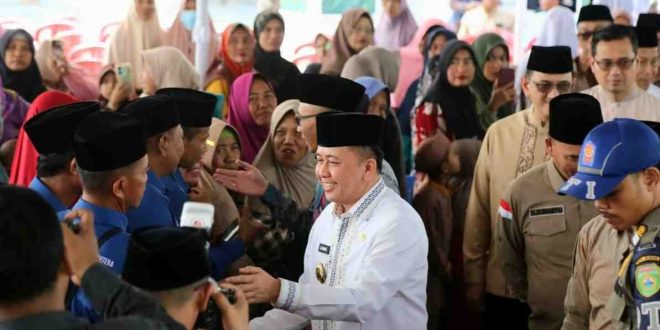 Pj Gubernur Sumsel, Agus Fatoni disambut hangat warga saat ahdir Nuzulul Quran di OKU Timur, Minggu (7/4/2024). Foto: Humas Pemprov Sumsel.