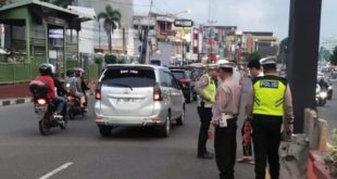 Polantas Polrestabes Palembang melakukan olah TKP atas kasus tewasnya pejalan kaki di Jl Sudirman, Kamis (4/4/2024).Foto: Sumselheadline/Ela.