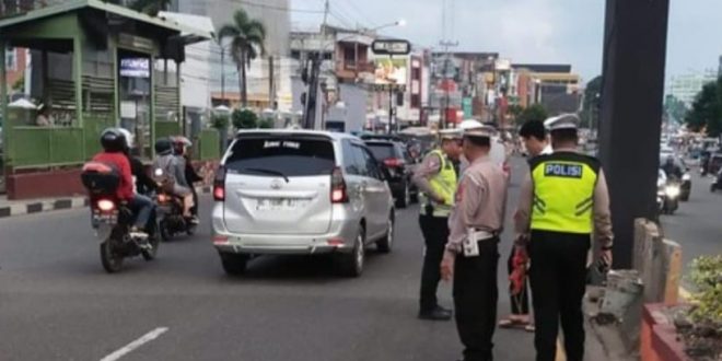 Polantas Polrestabes Palembang melakukan olah TKP atas kasus tewasnya pejalan kaki di Jl Sudirman, Kamis (4/4/2024).Foto: Sumselheadline/Ela.