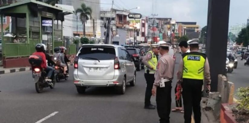 Polantas Polrestabes Palembang melakukan olah TKP atas kasus tewasnya pejalan kaki di Jl Sudirman, Kamis (4/4/2024).Foto: Sumselheadline/Ela.